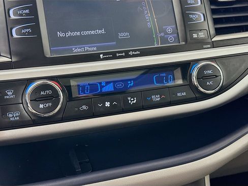 Used 2019 Toyota Highlander XLE AWD/4WD image 26