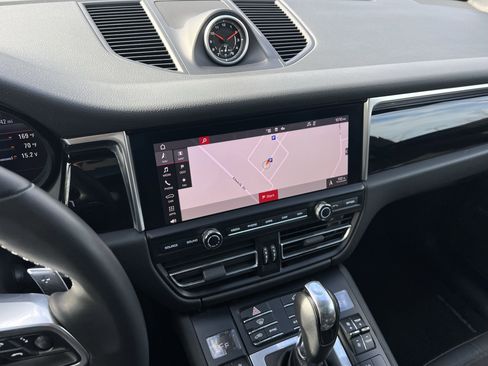 Used 2021 Porsche Macan image 22