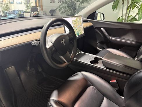 Used 2022 Tesla Model Y Long Range image 9