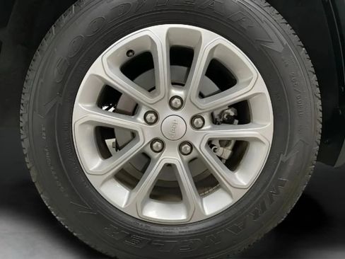 Used 2021 Jeep Grand Cherokee Laredo RWD image 27