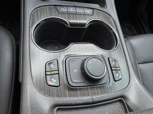 Used 2023 GMC Acadia SLT w/ Elevation Edition image 25