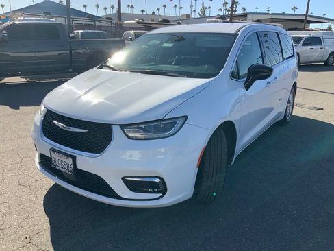 Certified 2024 Chrysler Pacifica Touring-L FWD image 3