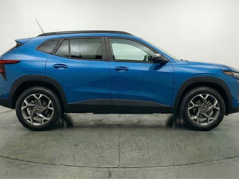 Used 2025 Chevrolet Trax LT w/ LT Convenience Package image 11