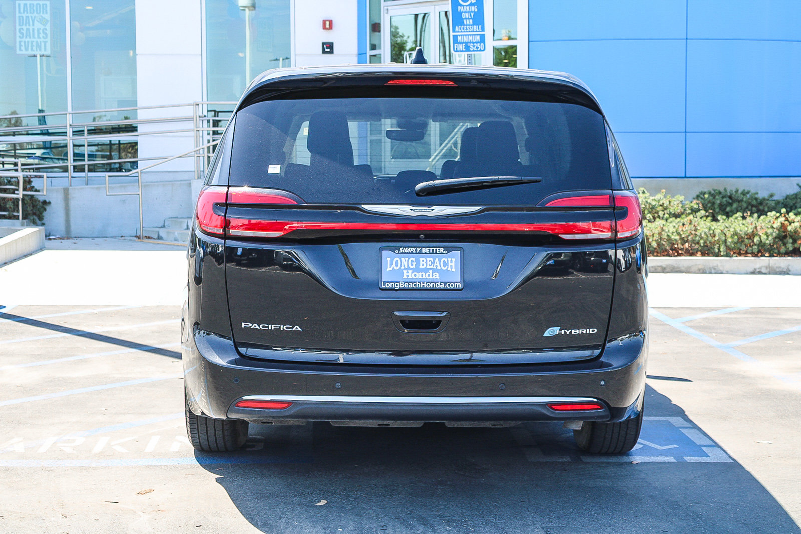 Used 2024 Chrysler Pacifica Limited FWD image 8