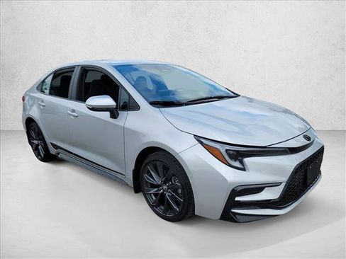 Used 2025 Toyota Corolla SE image 3