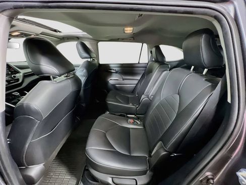 Used 2021 Toyota Highlander XLE AWD/4WD image 24