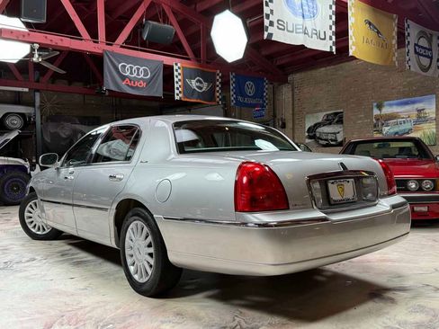 Used 2003 Lincoln Town Car Executive RWD image 6