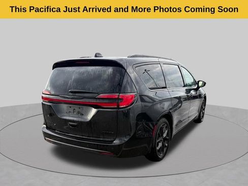 Used 2025 Chrysler Pacifica Limited FWD image 3