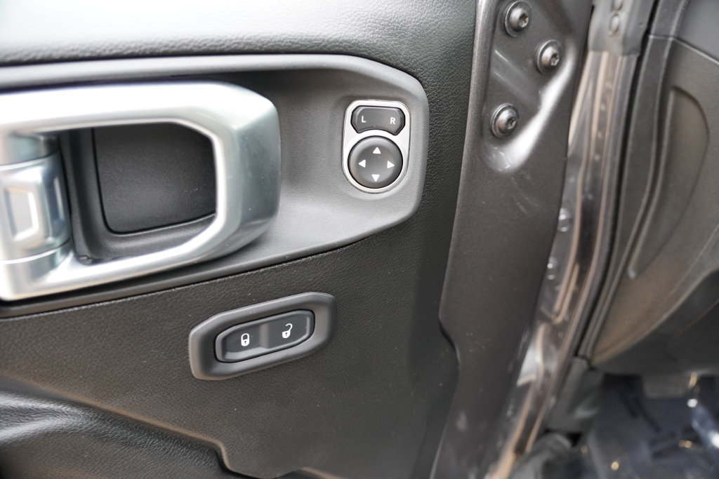 Used 2025 Jeep Wrangler Unlimited Rubicon w/ Convenience Group AWD/4WD image 21