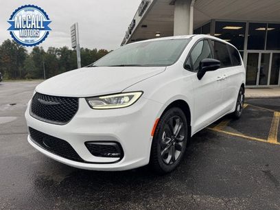 New 2026 Chrysler Pacifica Select