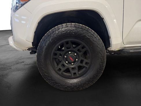 Used 2017 Toyota Tacoma TRD Sport image 12