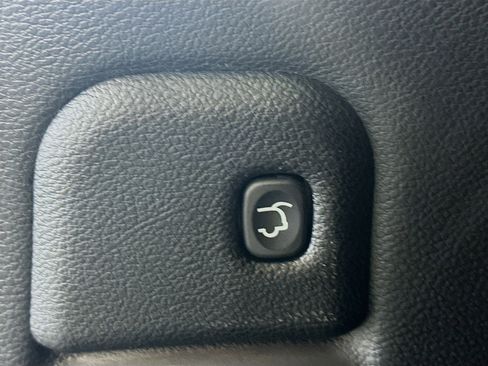 Used 2018 Jeep Grand Cherokee Overland RWD image 32