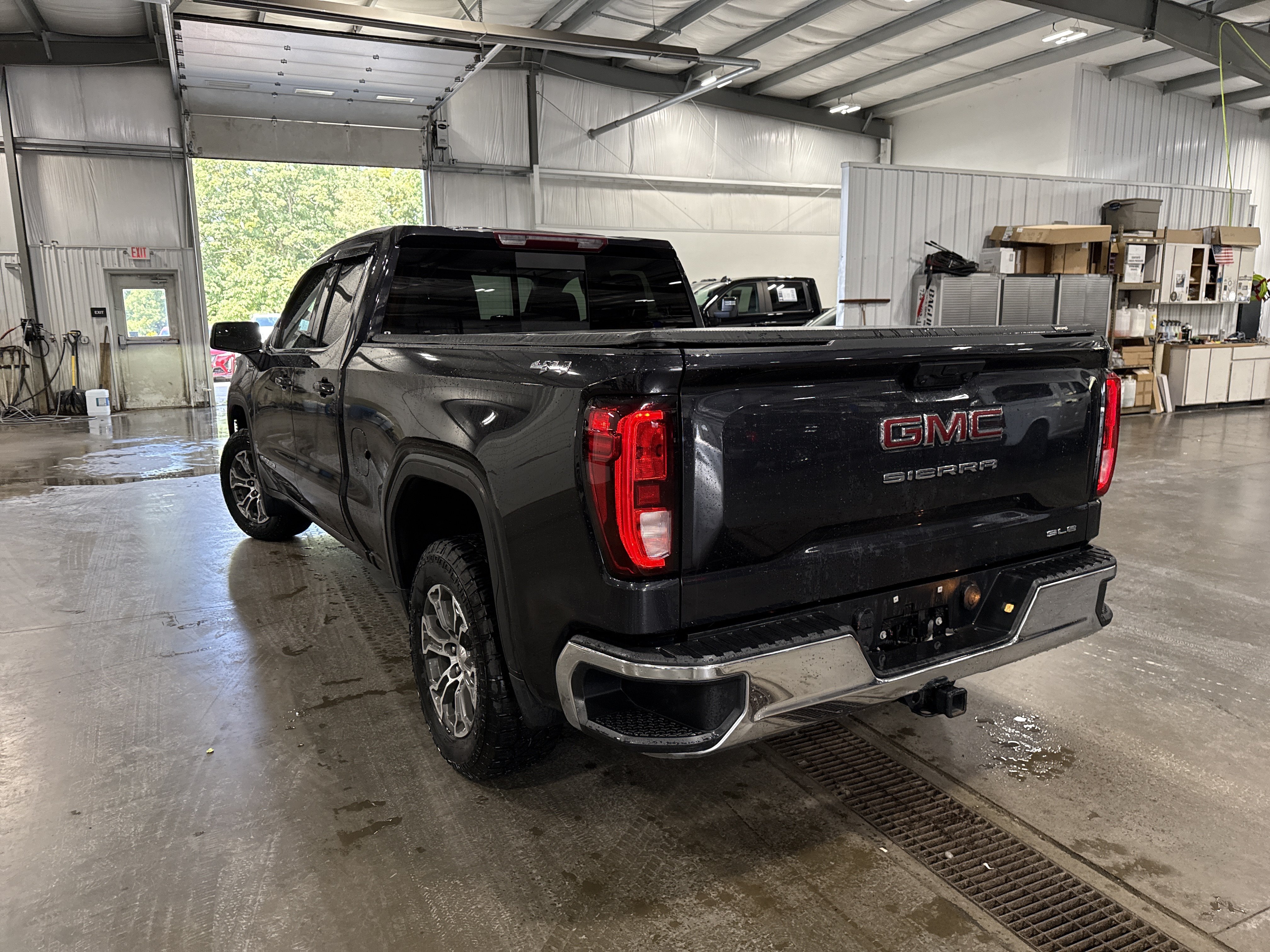 Used 2024 GMC Sierra 1500 SLE w/ Preferred Package AWD/4WD image 4