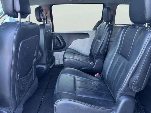 Used 2014 Chrysler Town & Country Touring FWD image 11