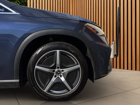 Used 2023 Mercedes-Benz EQE 500 4MATIC SUV w/ Exclusive Trim Package image 18