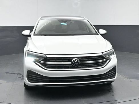 Used 2024 Volkswagen Jetta SE FWD image 3