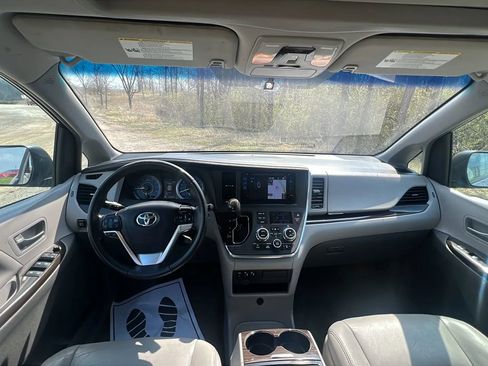 Used 2017 Toyota Sienna XLE w/ XLE Navigation Package image 10