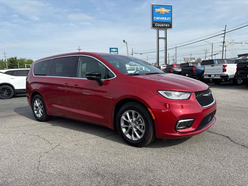 Used 2026 Chrysler Pacifica Limited FWD image 8