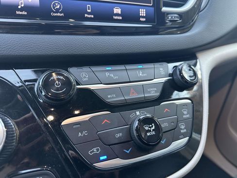 Used 2024 Chrysler Pacifica Touring-L image 22