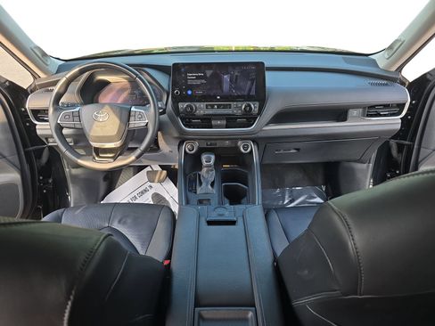 Used 2024 Toyota Grand Highlander AWD image 9