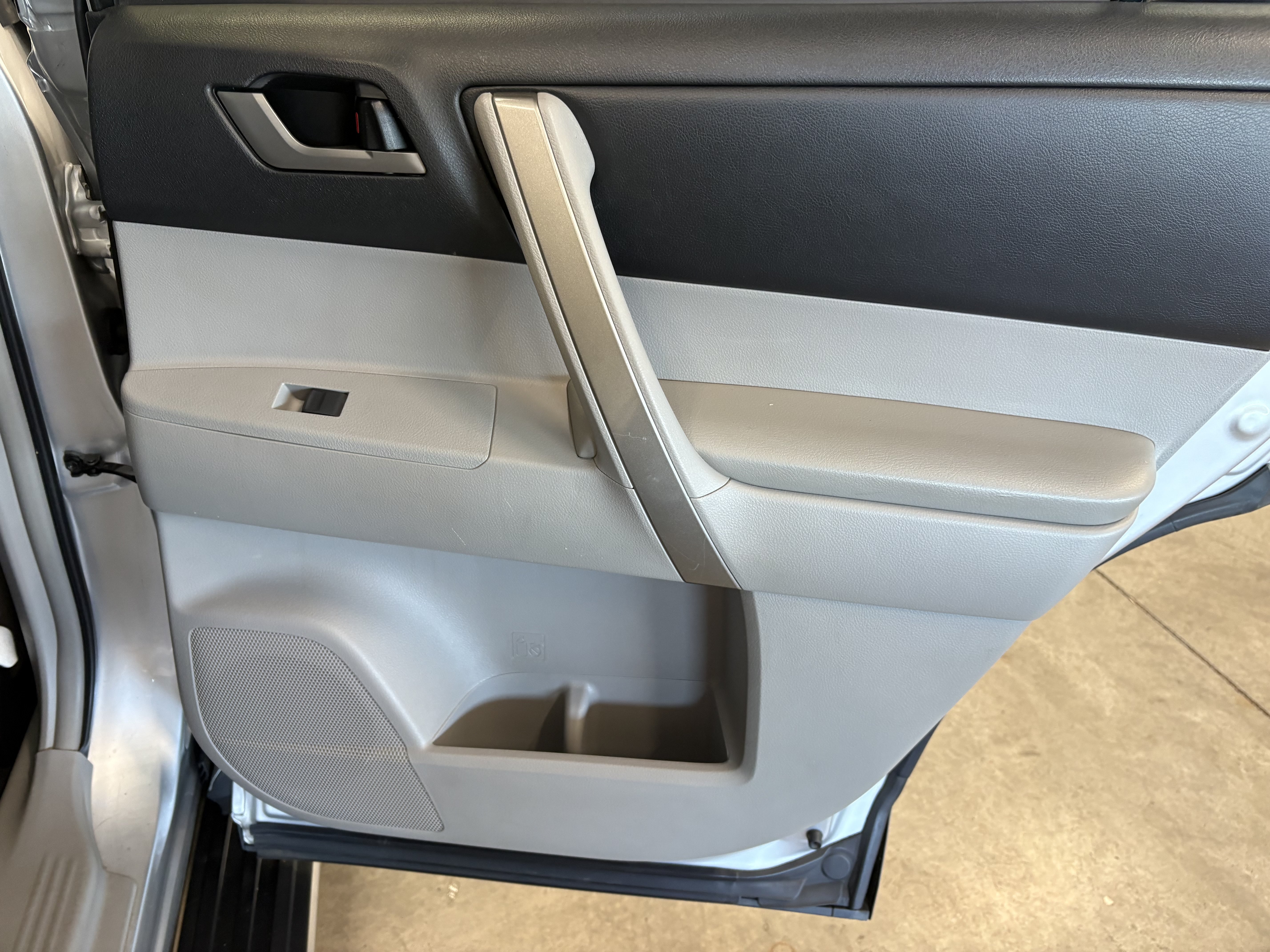 Used 2013 Toyota Highlander SE FWD image 29