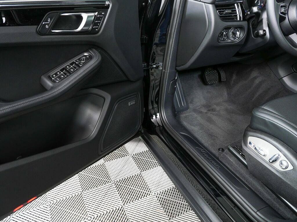 Certified 2026 Porsche Macan AWD/4WD image 8