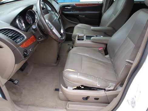 Used 2014 Chrysler Town & Country Touring-L w/ Trailer Tow Group FWD image 7