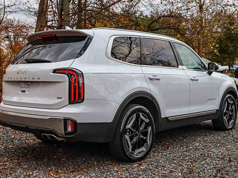 Certified 2023 Kia Telluride EX w/ EX Captain's Chair Package image 6