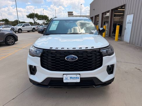 Used 2025 Ford Explorer ST-Line image 3