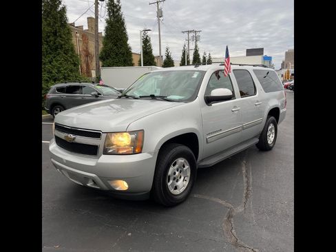 Used 2011 Chevrolet Suburban LT image 1