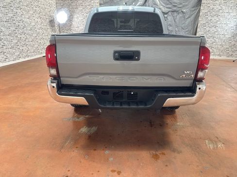 Used 2020 Toyota Tacoma SR5 AWD/4WD image 6
