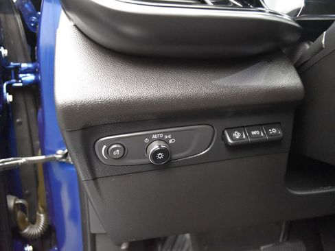 Used 2022 Buick Envision Avenir w/ Technology Package II FWD image 17