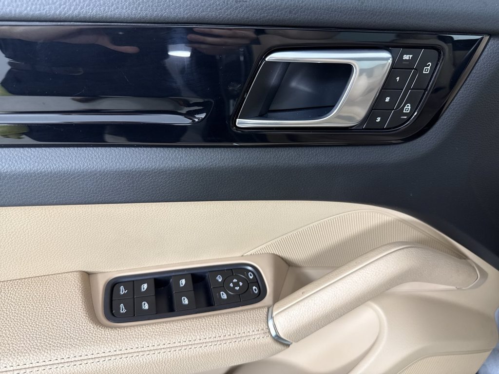 Certified 2023 Porsche Cayenne AWD/4WD image 34