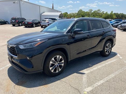 Used 2025 Toyota Highlander XLE FWD image 1
