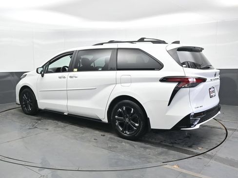 Used 2025 Toyota Sienna XSE AWD/4WD image 3