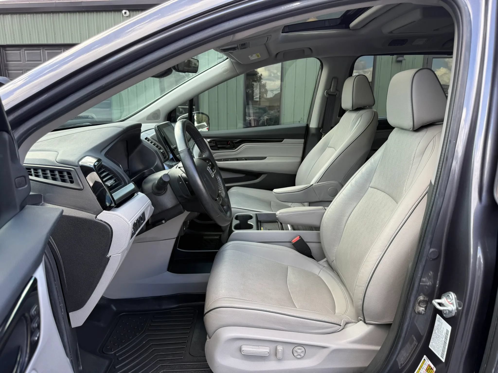 Used 2023 Honda Odyssey Elite image 2
