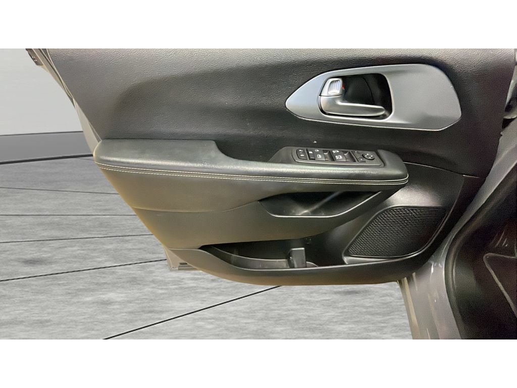 Used 2023 Chrysler Pacifica Touring FWD image 9