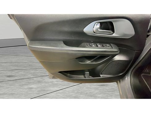 Used 2023 Chrysler Pacifica Touring FWD image 9