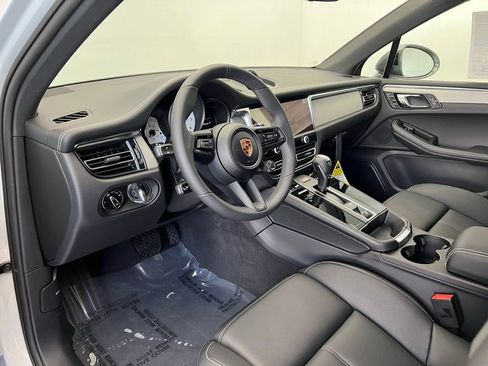 Certified 2025 Porsche Macan Turbo image 4