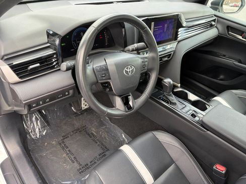 Used 2025 Toyota Camry SE FWD image 10