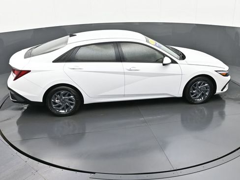 Certified 2024 Hyundai Elantra SEL image 31