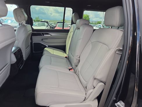 Used 2025 Jeep Wagoneer 4WD image 14