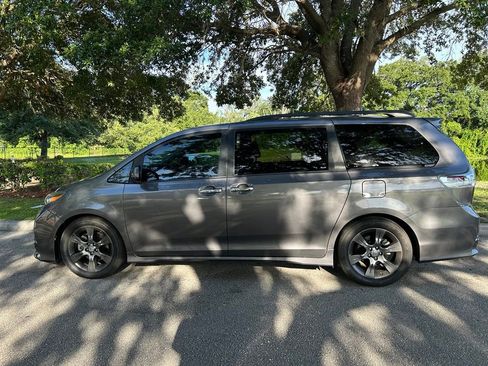 Used 2016 Toyota Sienna SE FWD image 3