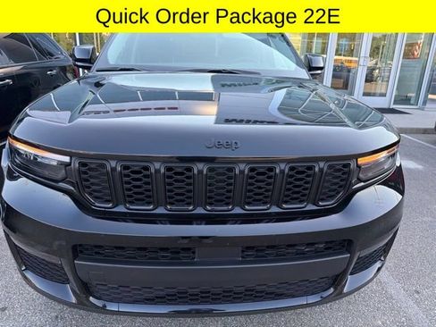 Used 2022 Jeep Grand Cherokee L Limited w/ Black Appearance Package AWD/4WD image 2