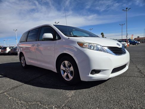 Used 2013 Toyota Sienna LE image 4