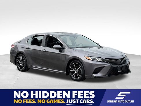 Used 2020 Toyota Camry SE FWD image 1