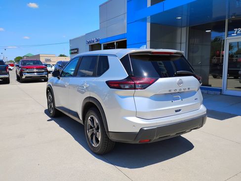Used 2025 Nissan Rogue SV AWD/4WD image 9