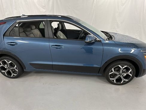 New 2025 Kia Niro EX Touring image 2