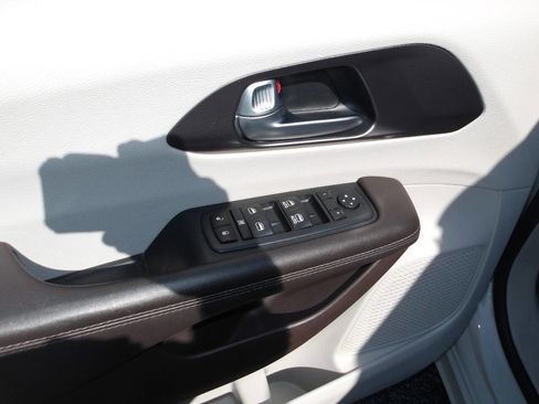 Used 2017 Chrysler Pacifica Touring-L image 9