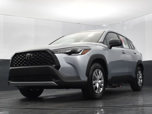 Used 2025 Toyota Corolla Cross L image 36